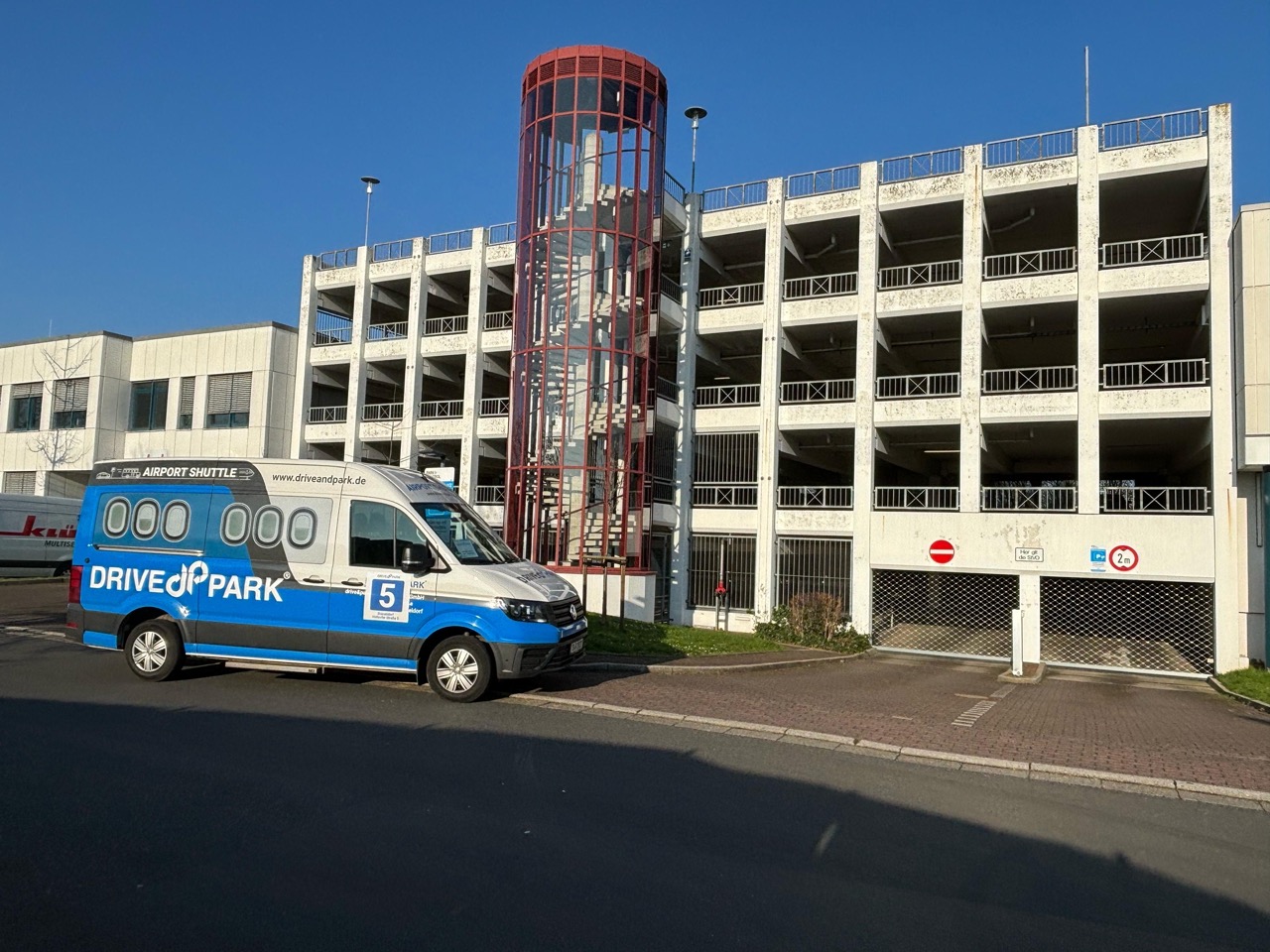 Parken Flughafen Düsseldorf P2 Kosten www.flughafenstellplatz.de